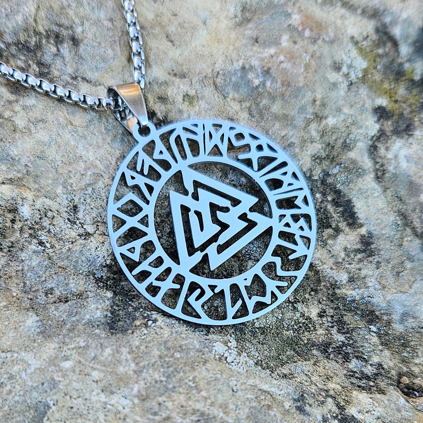 Colgante Vikingo Valknut con Runas - Aurora Boreal