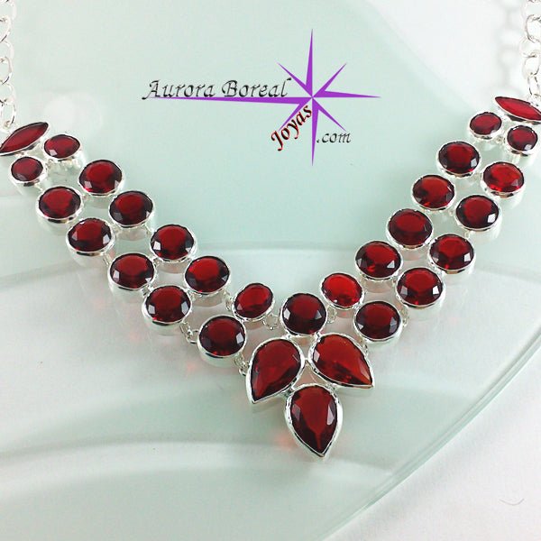Collar bañado en plata con cristal rojo - Aurora Boreal