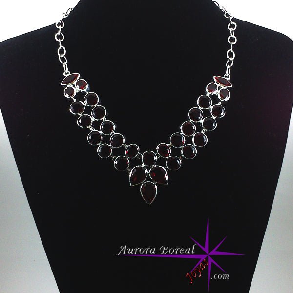 Collar bañado en plata con cristal rojo - Aurora Boreal