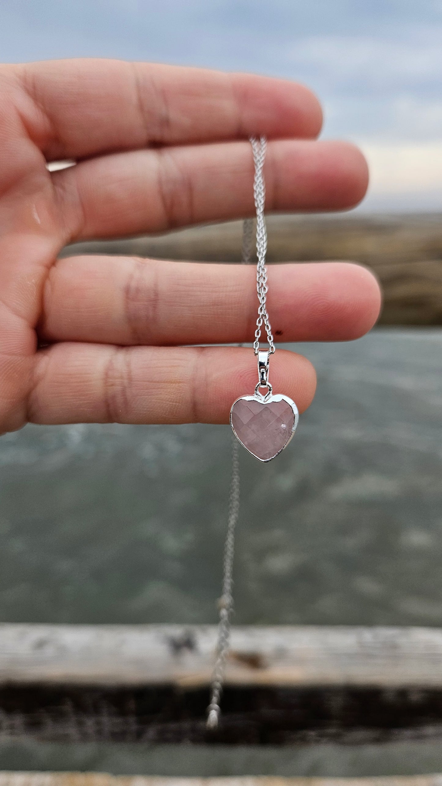 Colgante corazón cuarzo rosa en Plata de Ley