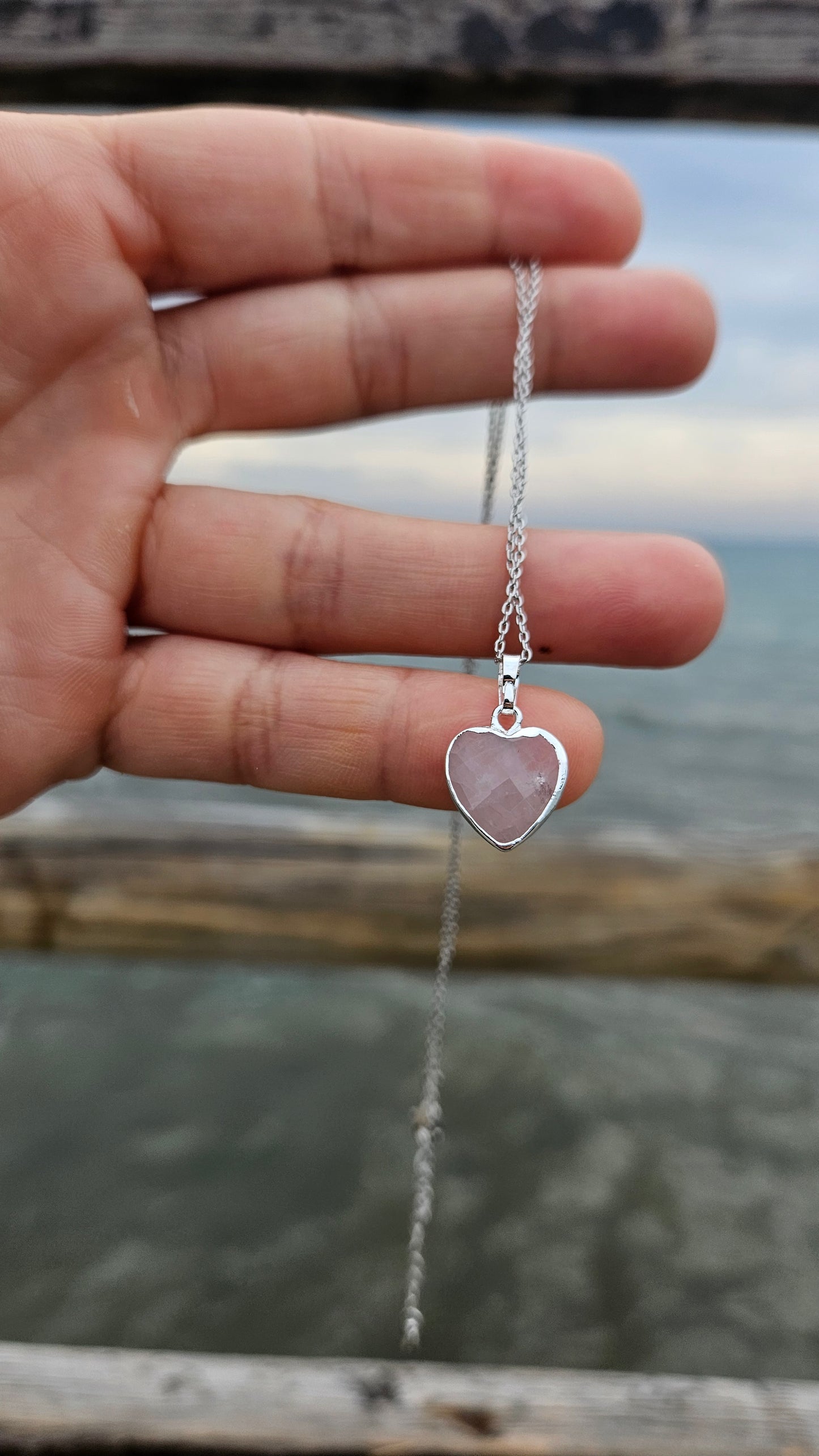 Colgante corazón cuarzo rosa en Plata de Ley